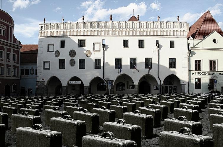 Působí těžce jako osud a vina. Archaicky, nemoderně, pohozeně, zapomenutě, důsledně srovnané. Někdo je vytáhl na světlo ze stínu nevědomí. Každý kufr jako opuštění a neodpuštění. Vyhnání, snad z ráje vzpomínek.