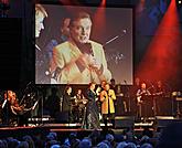 07.08.2009 - Karel Gott, Eva Urbanová, Tereza Mátlová, BOOM! BAND, Mezinárodní hudební festival Český Krumlov, source: Auviex s.r.o., photo by: Libor Sváček