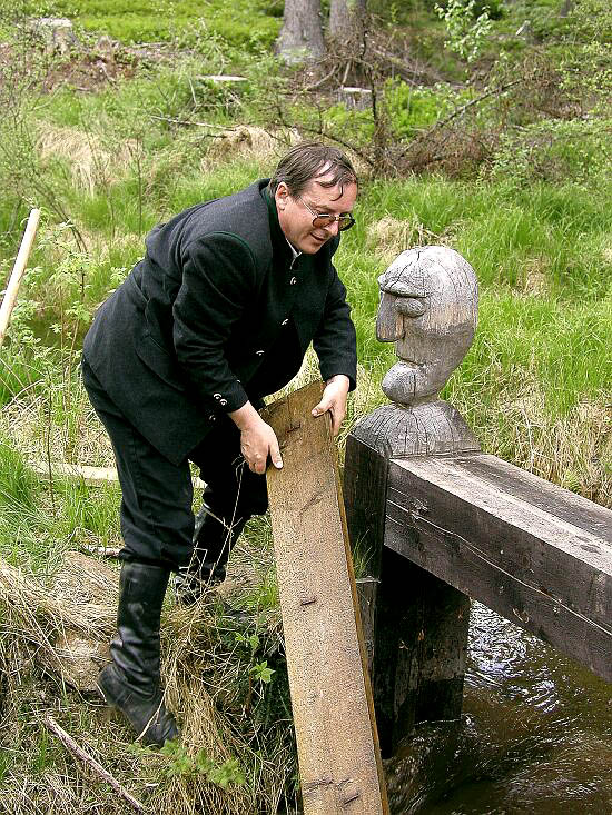 Schwemmdirektor des Schwarzenberger Schwemmkanals Dipl.-Ing. Hynek Hladík während des Schwemmens in der Umgebung von Ježová/Igelbach, 11. Mai 2002, Foto: Lubor Mrázek 