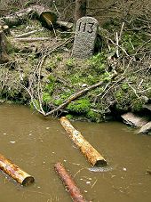 Klafterstein 113, Schwarzenberger Schwemmkanal in der Umgebung von Ježová/Igelbach, 11. Mai 2002, Foto: Lubor Mrázek 