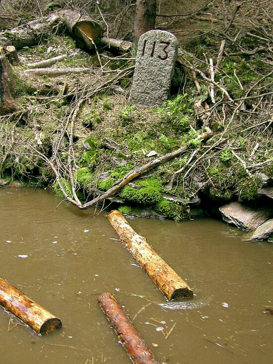 Klafterstein 113, Schwarzenberger Schwemmkanal in der Umgebung von Ježová/Igelbach, 11. Mai 2002, Foto: Lubor Mrázek