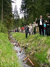 Schauschwemmen auf dem Schwarzenberger Schwemmkanal in der Umgebung von Ježová/Igelbach, 11. Mai 2002, Foto: Lubor Mrázek 