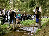 Ukázka plavení dříví na Schwarzenberském kanálu v oblasti Ježové, 11. května 2002, foto: Lubor Mrázek 