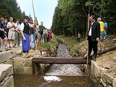 Ukázka plavení dříví na Schwarzenberském kanálu v oblasti Ježové, 11. května 2002, foto: Lubor Mrázek 