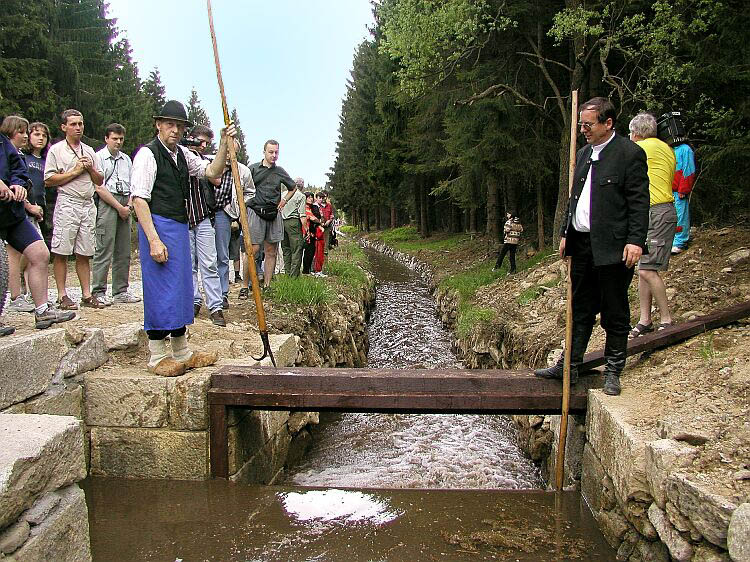 Ukázka plavení dříví na Schwarzenberském kanálu v oblasti Ježové, 11. května 2002, foto: Lubor Mrázek