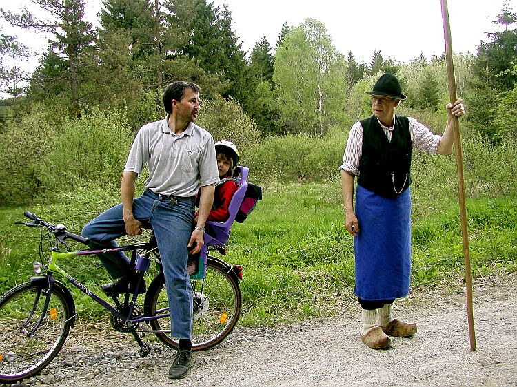 Slavnost Schwarzenberského kanálu na Korandě na hraničním přechodě Ježová - Iglbach. Pamětník plavení dříví z rakouské strany hranice ve stylovém oblečení, 11. května 2002, foto: Lubor Mrázek