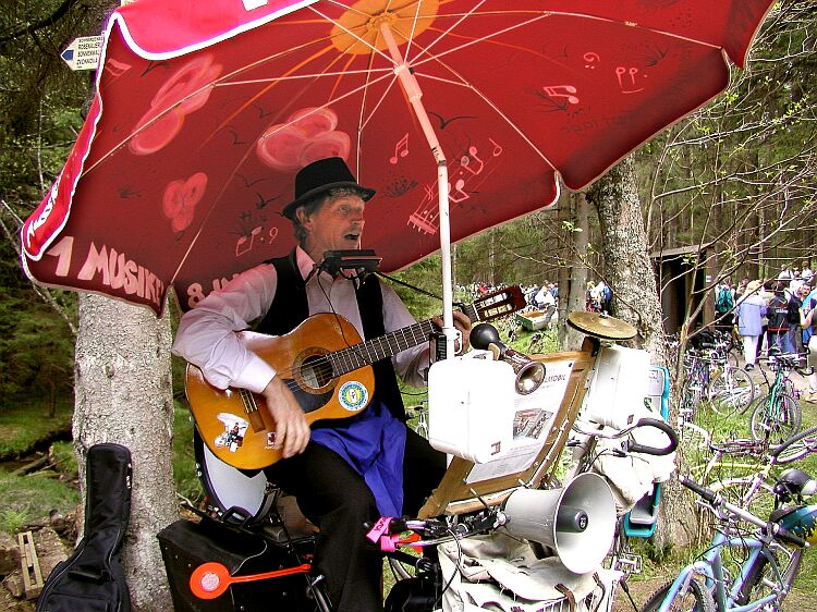 Toni mit seinem Musikrad beim Fest des Schwemmkanals, 11. Mai 2002, Foto: Lubor Mrázek