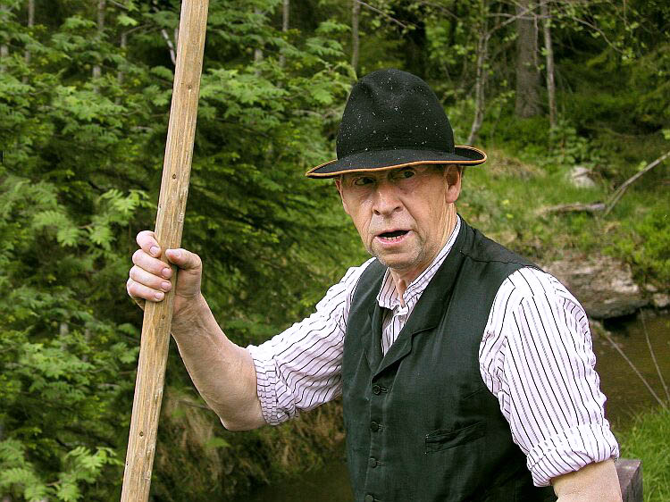 Fest des Schwarzenberger Schwemmkanal in Koranda am Grenzübergang Ježová - Igelbach. Augenzeuge des Schwemmens von der österreichischen Seite der Grenze im stilgerechten Anzug, 11. Mai 2002