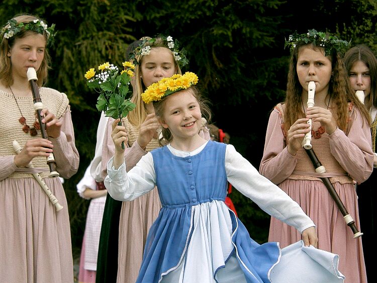 Dětský soubor Krumlovští pištci na Slavnosti plavebního kanálu, 11. května 2002, foto: Lubor Mrázek