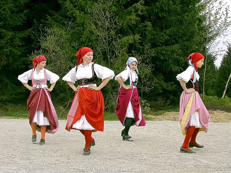 Folklórní sdružení Libín-S Prachatice  na Slavnosti plavebního kanálu, 11. května 2002, foto: Lubor Mrázek