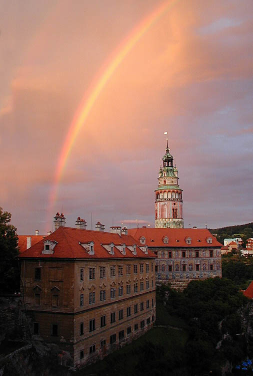 Zámecká věž a Hrádek v Českém Krumlově, srpnový podvečer a duha