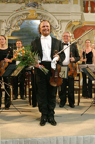 Václav Hudeček (housle), Jaroslav Janutka (hoboj) a Smyčcový orchestr Český Krumlov, 29.6.2006, Festival komorní hudby Český Krumlov, foto: © Lubor Mrázek