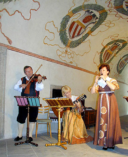 Gruppe Gajdoši während des Auftrittes bei den Musikbesichtigungen des Schlosses Český Krumlov (Musik in Verwandlungen der Zei), Festival der Kammermusik Český Krumlov 2000, Foto: Lubor Mrázek