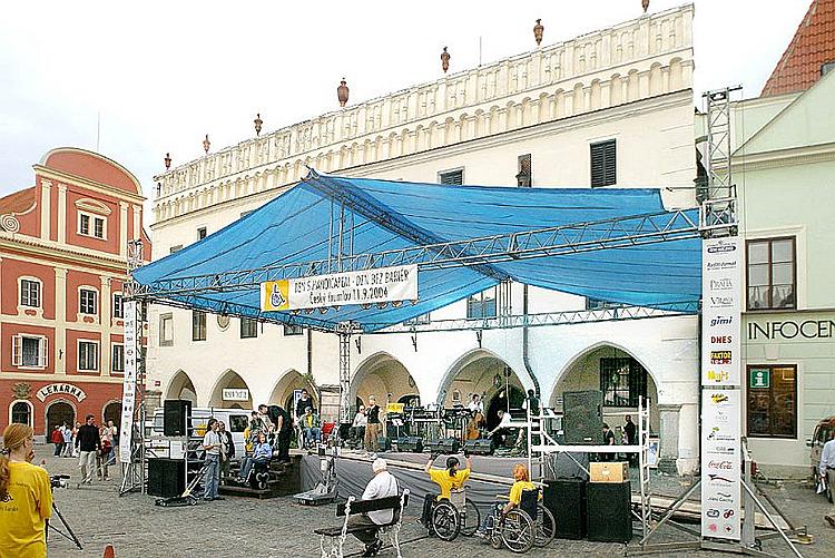 Program na náměstí Svornosti, Den s handicapem, Český Krumlov 11. září 2004, foto: Lubor Mrázek