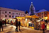 Weihnachtsmarkt auf dem Stadtplatz Svornosti 