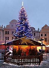 Weihnachtsbaum auf dem Stadtplatz Svornosti 
