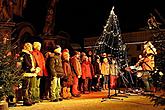 Gemeinsames singen am Weihnachtsbaum 