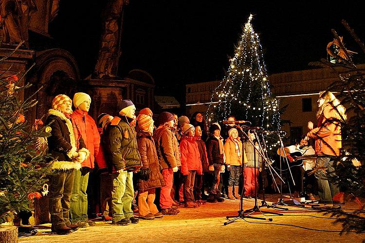 Gemeinsames singen am Weihnachtsbaum