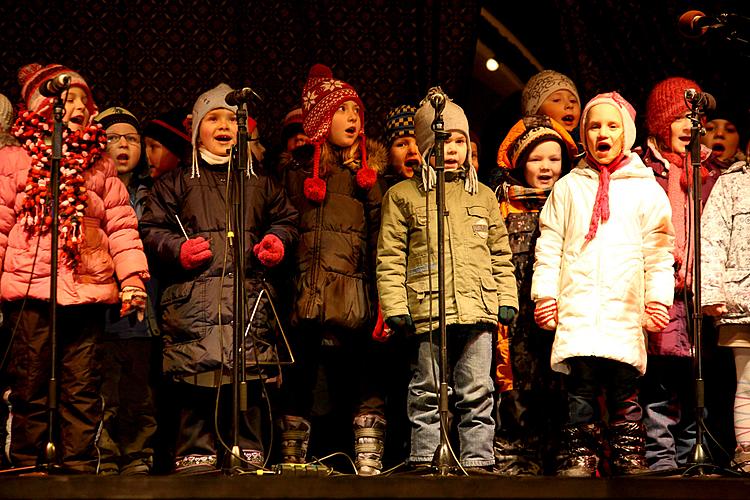 Joint singing at the christmas tree