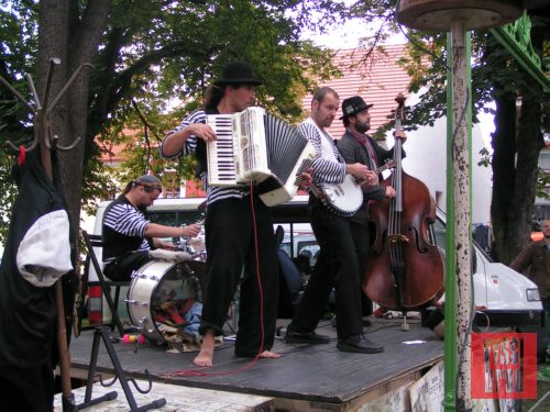 Péro za kloboukem orchestra