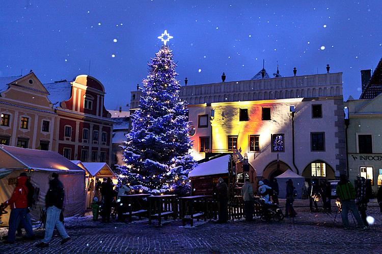 Eröffnung des Advents und Anzündung der Kerzen am Weihnachtsbaum