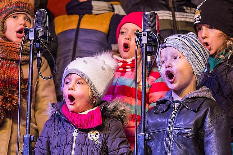 Common singing at Christmas tree