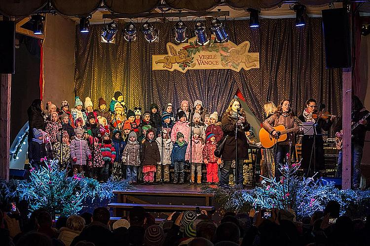 JOINT SINGING UNDER THE CHRISTMASS TREE
