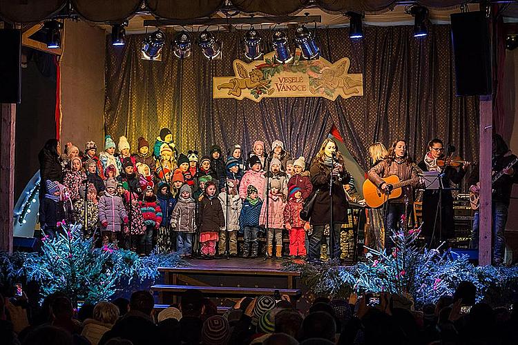 GEMEINSAMES SINGEN AM WEIHNACHTSBAUM