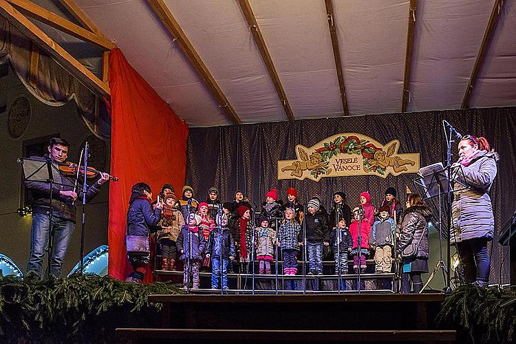 JOINT SINGING BY THE CHRISTMAS TREE