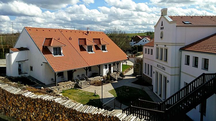 golf, hotel, restaurace, lázně, pivovar, destilérka