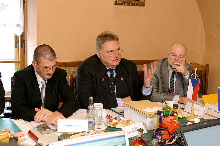 Generální konzervátor Bavorského zemského ústavu památkové péče Prof. Dr. Egon Johannes Greipl a zástupci sdružení Glaube und Heimat Pfr. Siegfried Weber a Robert Baierl, foto: © Lubor Mrázek