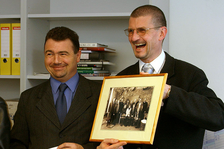 Ředitel ČKRF spol. s r.o. Ing. Miroslav Reitinger a zástupce sdružení Glaube und Heimat Pfr. Siegfried Weber při podpisu smlouvy o spolupráci, foto: © Lubor Mrázek