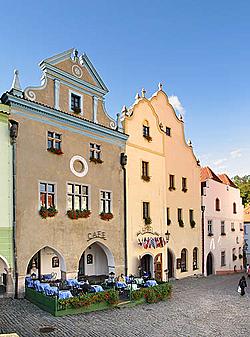 Angenehmes Hotel auf dem historischen UNESCO-Stadtplatz. Restaurant Don Julius, Petr Vok, Café, Music Bar. Eigener Parkplatz. 