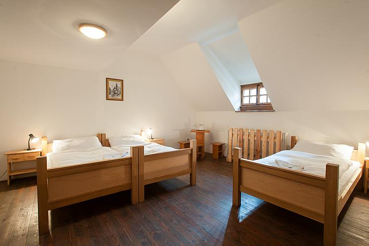 Střevlík Jarda, 3 + 1, Hotel U Malého Vítka